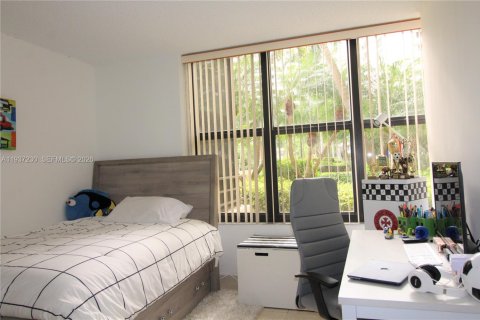 Condo in Hallandale Beach, Florida, 2 bedrooms  № 2059788 - photo 15