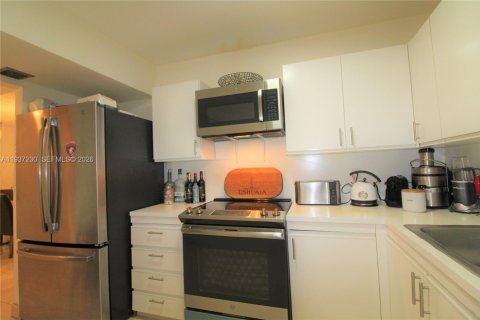 Condo in Hallandale Beach, Florida, 2 bedrooms  № 2059788 - photo 8