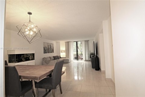 Condo in Hallandale Beach, Florida, 2 bedrooms  № 2059788 - photo 6