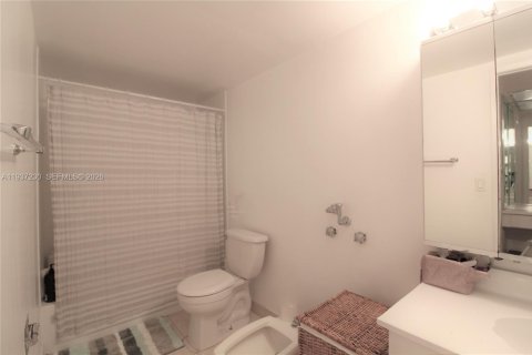 Condo in Hallandale Beach, Florida, 2 bedrooms  № 2059788 - photo 16