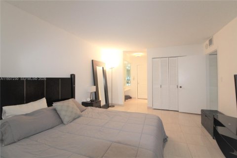 Condo in Hallandale Beach, Florida, 2 bedrooms  № 2059788 - photo 10