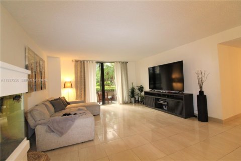 Condo in Hallandale Beach, Florida, 2 bedrooms  № 2059788 - photo 3