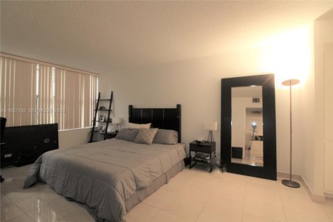 Condo in Hallandale Beach, Florida, 2 bedrooms  № 2059788 - photo 9