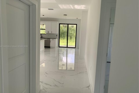 House in Lehigh Acres, Florida 3 bedrooms № 1850622 - photo 5