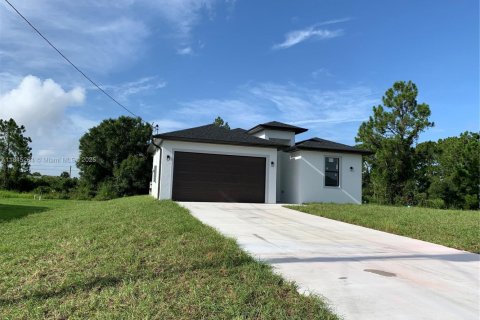 House in Lehigh Acres, Florida 3 bedrooms № 1850622 - photo 3