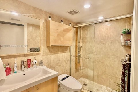 Condo in Doral, Florida, 2 bedrooms  № 1932649 - photo 11