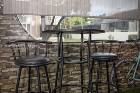 Condo in Doral, Florida, 2 bedrooms  № 1932649 - photo 13