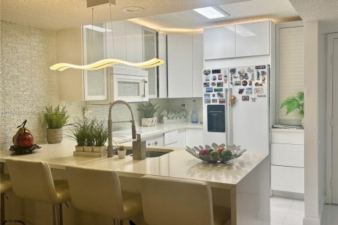Condo in Doral, Florida, 2 bedrooms  № 1932649 - photo 6