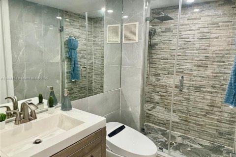 Condo in Doral, Florida, 2 bedrooms  № 1932649 - photo 7