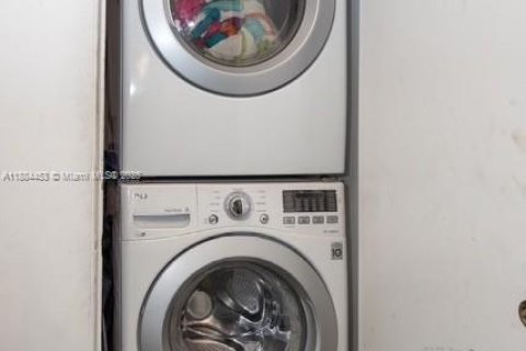 Condo in Doral, Florida, 2 bedrooms  № 1932649 - photo 17