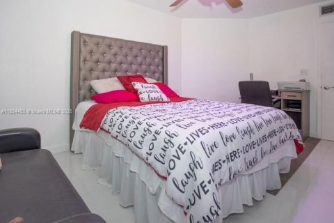 Condo in Doral, Florida, 2 bedrooms  № 1932649 - photo 12