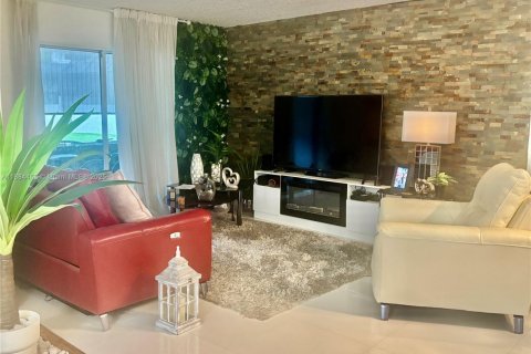 Condo in Doral, Florida, 2 bedrooms  № 1932649 - photo 3
