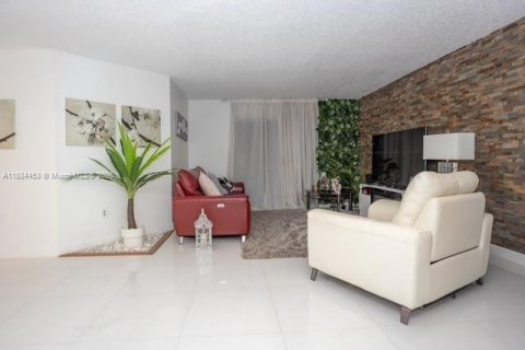Condo in Doral, Florida, 2 bedrooms  № 1932649 - photo 2
