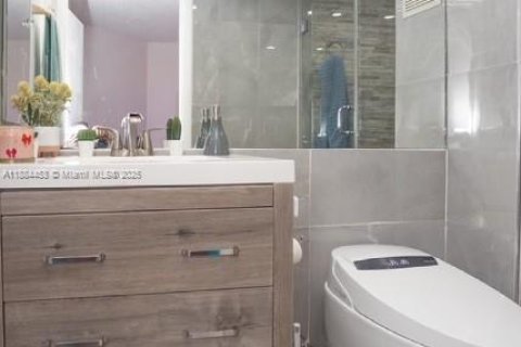 Condo in Doral, Florida, 2 bedrooms  № 1932649 - photo 14