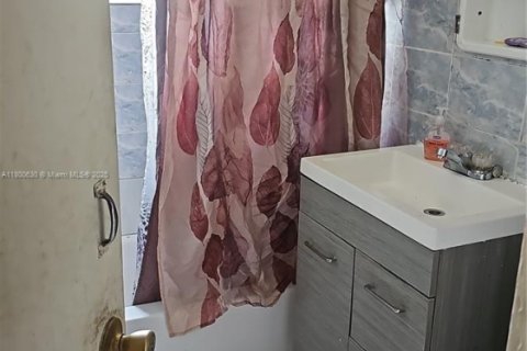 Villa ou maison à vendre à Miami, Floride: 3 chambres, 80.36 m2 № 1980411 - photo 2