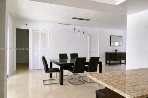 House in Miami, Florida 3 bedrooms, 154.78 sq.m. № 2025914 - photo 6