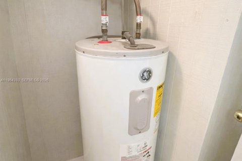 House in Miami, Florida 3 bedrooms, 154.78 sq.m. № 2025914 - photo 22