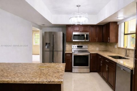 House in Miami, Florida 3 bedrooms, 154.78 sq.m. № 2025914 - photo 7