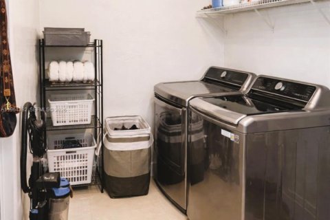 House in Miami, Florida 3 bedrooms, 154.78 sq.m. № 2025914 - photo 21