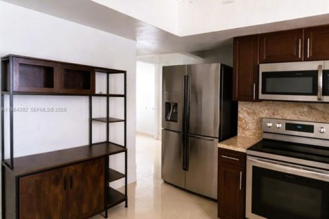 House in Miami, Florida 3 bedrooms, 154.78 sq.m. № 2025914 - photo 8