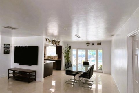 House in Miami, Florida 3 bedrooms, 154.78 sq.m. № 2025914 - photo 3