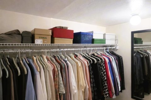 House in Miami, Florida 3 bedrooms, 154.78 sq.m. № 2025914 - photo 20