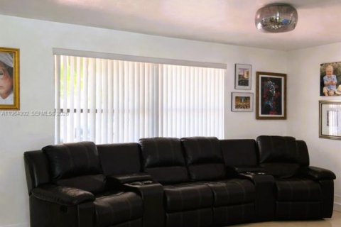 House in Miami, Florida 3 bedrooms, 154.78 sq.m. № 2025914 - photo 10