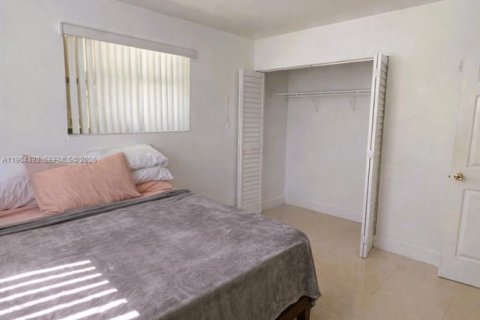 House in Miami, Florida 3 bedrooms, 154.78 sq.m. № 2025914 - photo 13