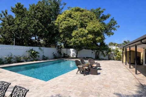 House in Miami, Florida 3 bedrooms, 154.78 sq.m. № 2025914 - photo 2