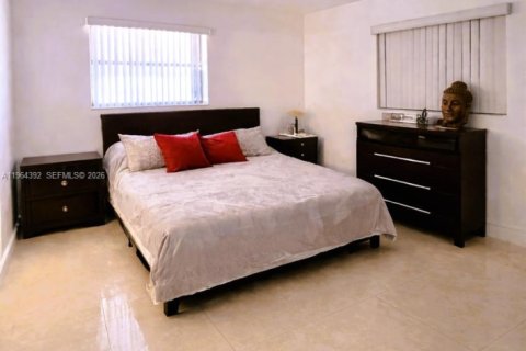 House in Miami, Florida 3 bedrooms, 154.78 sq.m. № 2025914 - photo 17