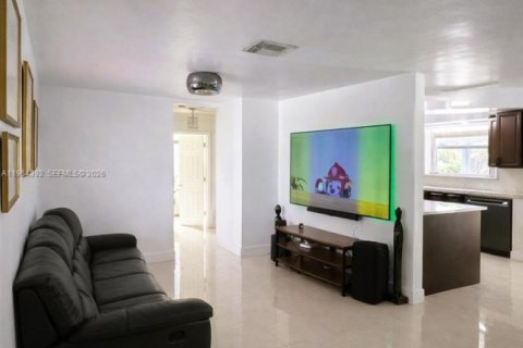 House in Miami, Florida 3 bedrooms, 154.78 sq.m. № 2025914 - photo 12