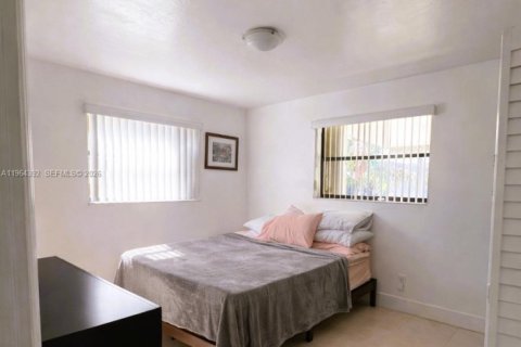 House in Miami, Florida 3 bedrooms, 154.78 sq.m. № 2025914 - photo 14