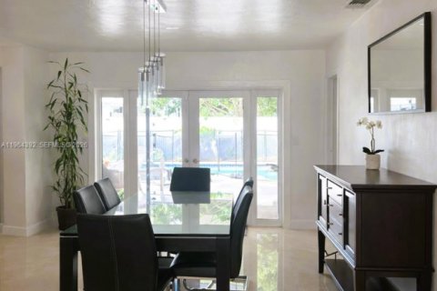 House in Miami, Florida 3 bedrooms, 154.78 sq.m. № 2025914 - photo 4