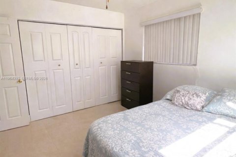 House in Miami, Florida 3 bedrooms, 154.78 sq.m. № 2025914 - photo 15