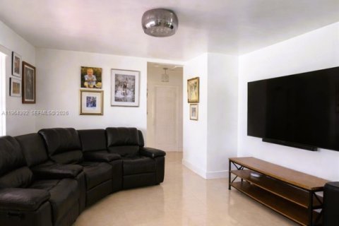 House in Miami, Florida 3 bedrooms, 154.78 sq.m. № 2025914 - photo 9