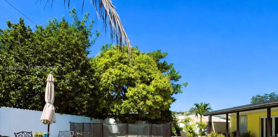 House in Miami, Florida 3 bedrooms, 154.78 sq.m. № 2025914