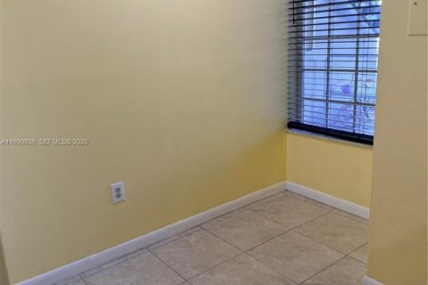 Condo in Hialeah, Florida, 1 bedroom  № 2057021 - photo 11