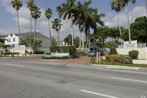 Condo in Hialeah, Florida, 1 bedroom  № 2057021 - photo 17