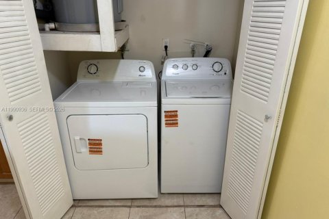 Condo in Hialeah, Florida, 1 bedroom  № 2057021 - photo 8