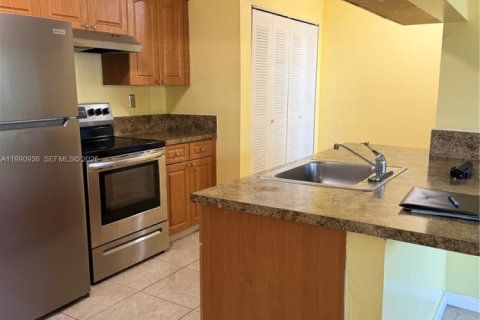 Condo in Hialeah, Florida, 1 bedroom  № 2057021 - photo 12