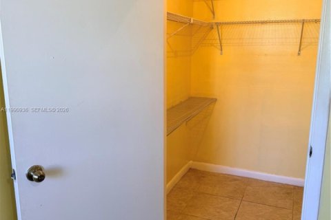 Condo in Hialeah, Florida, 1 bedroom  № 2057021 - photo 7