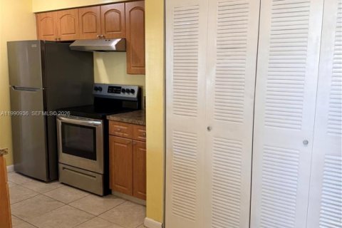 Condo in Hialeah, Florida, 1 bedroom  № 2057021 - photo 10