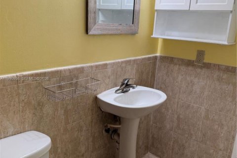 Condo in Hialeah, Florida, 1 bedroom  № 2057021 - photo 9