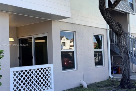 Condo in Hialeah, Florida, 1 bedroom  № 2057021 - photo 3