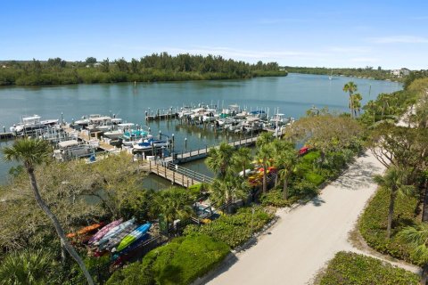 House in Vero Beach, Florida 3 bedrooms, 217.3 sq.m. № 1159799 - photo 1