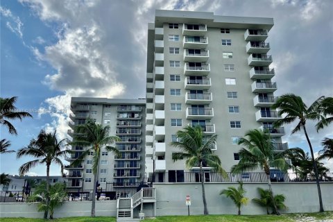 Copropriété à vendre à Surfside, Floride: 2 chambres, 95.13 m2 № 2038084 - photo 18