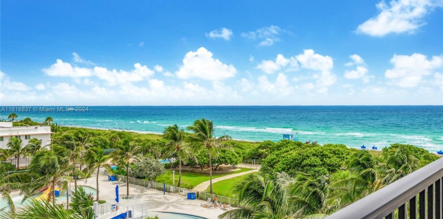 Condo à Surfside, Floride, 2 chambres  № 2038084