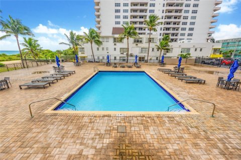 Copropriété à vendre à Surfside, Floride: 2 chambres, 95.13 m2 № 2038084 - photo 13