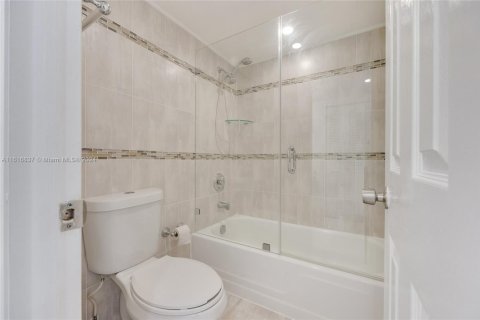 Copropriété à vendre à Surfside, Floride: 2 chambres, 95.13 m2 № 2038084 - photo 10
