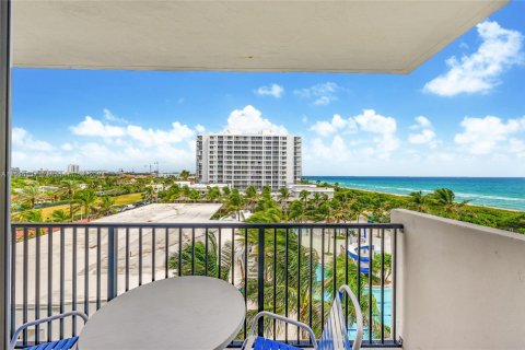 Copropriété à vendre à Surfside, Floride: 2 chambres, 95.13 m2 № 2038084 - photo 2